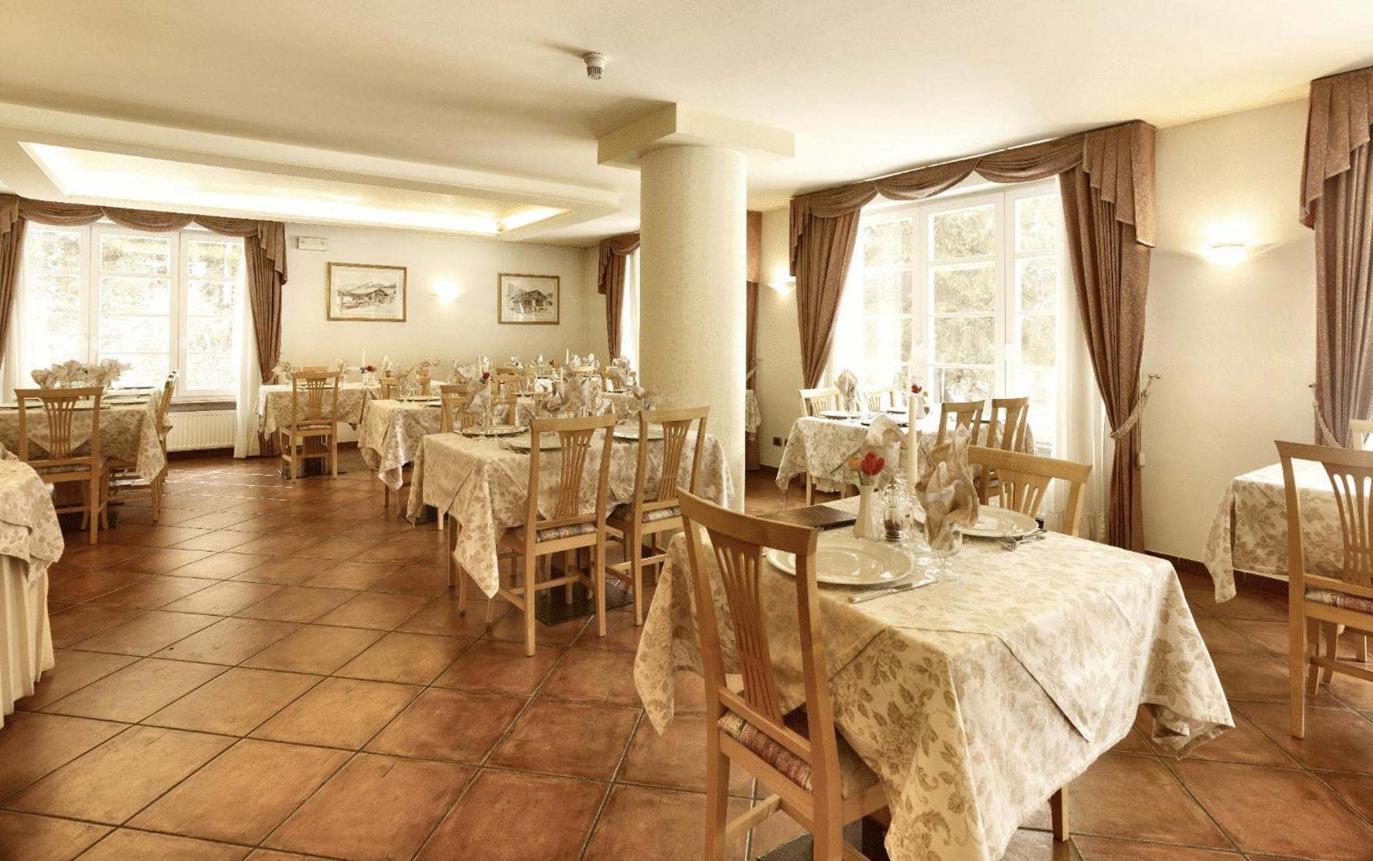 Hotel Majon Miramonti Canazei Luaran gambar